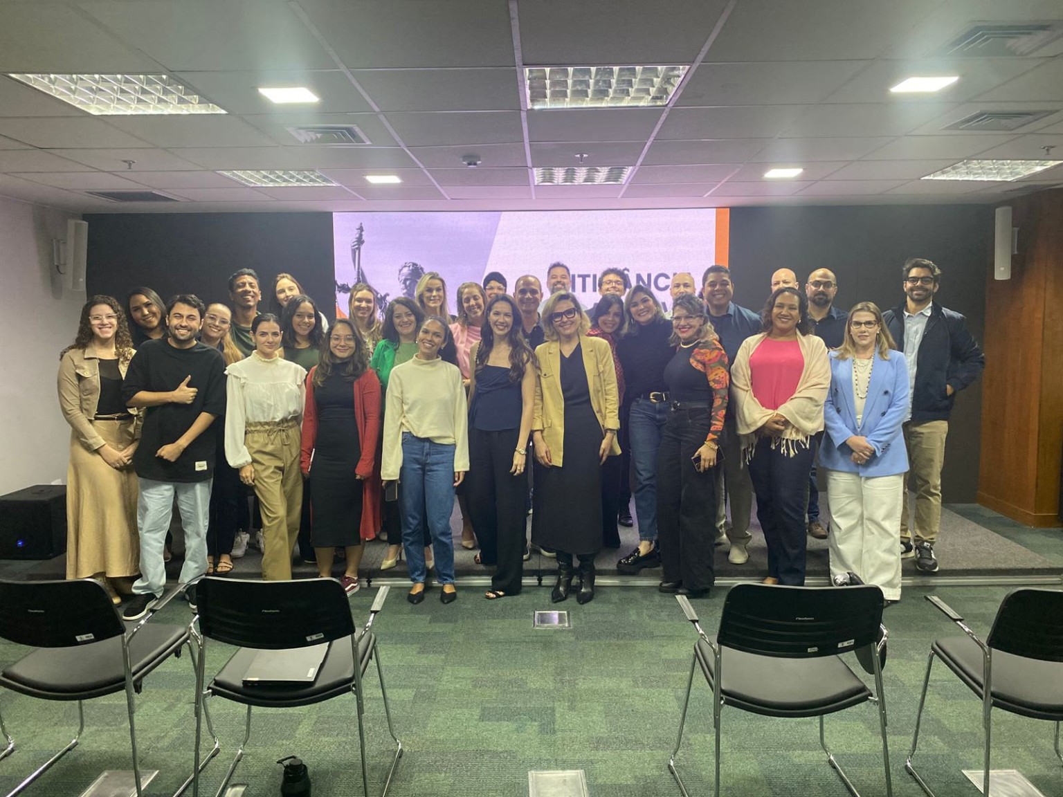 Viviane Ferreira com participantes de um encontro profissional